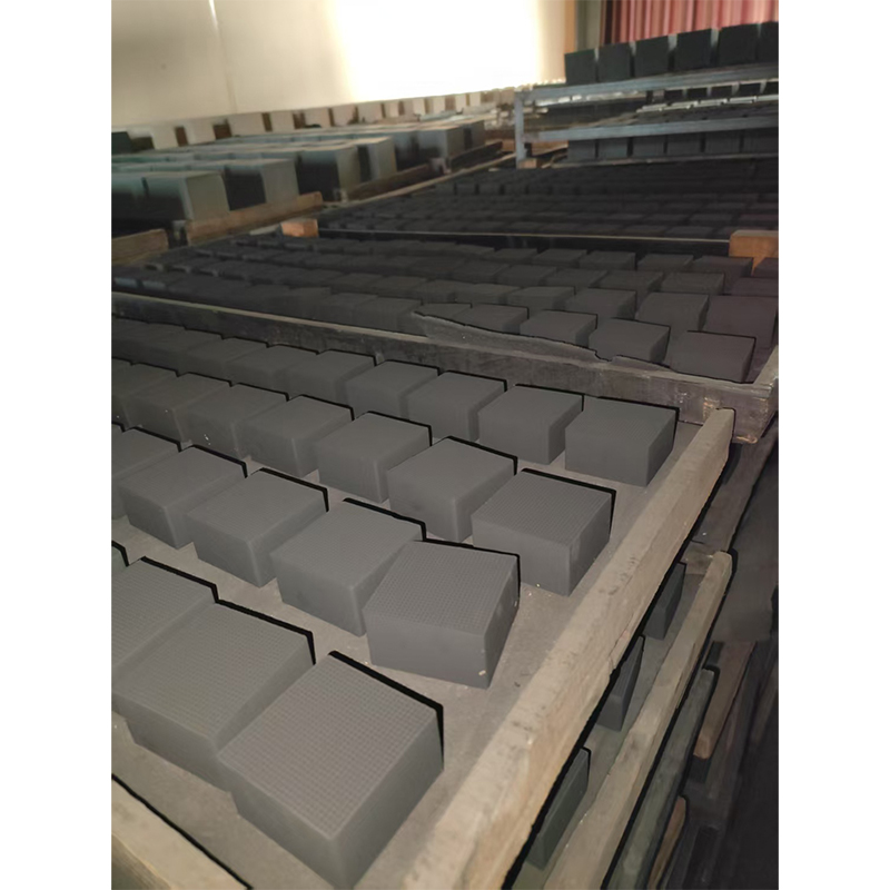 How do the pore structure characteristics of Japanese activated carbon affect its gas adsorption efficiency?